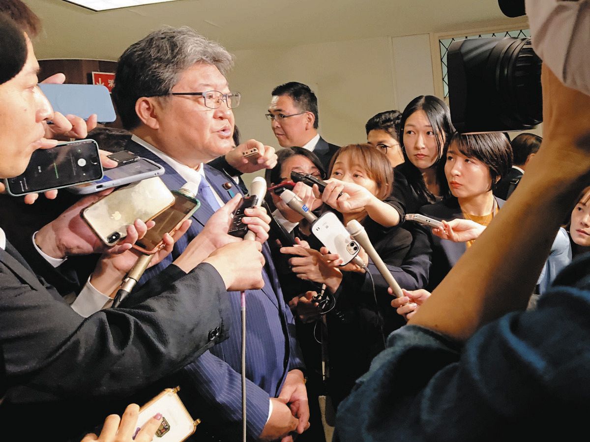 自民党東京都連の総務会終了後、記者団の取材に応じる萩生田光一都連会長