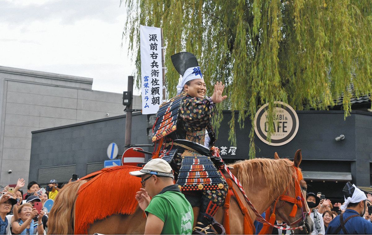 三嶋大祭りで「旗挙げ行列」 ドラムさんの頼朝公練る：東京新聞デジタル