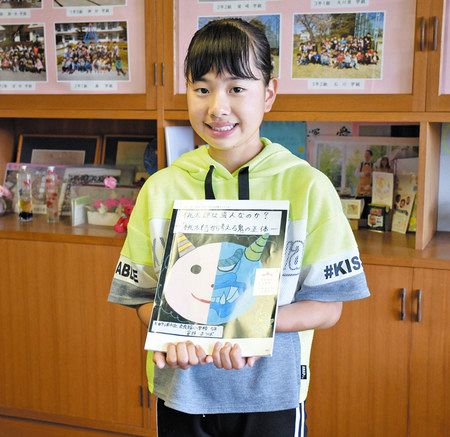 童話「桃太郎」の真相に迫り、本を出版する倉持よつばさん＝袖ケ浦市立奈良輪小学校で