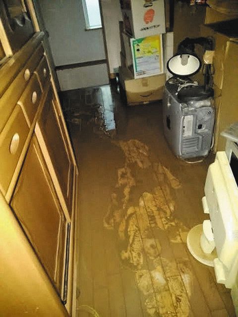 床上浸水した１階の台所（川崎晶子さん提供）
