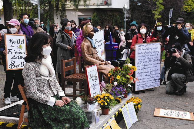 １３日、ベルリンで行われた少女像の設置存続を求める抗議集会＝近藤晶撮影