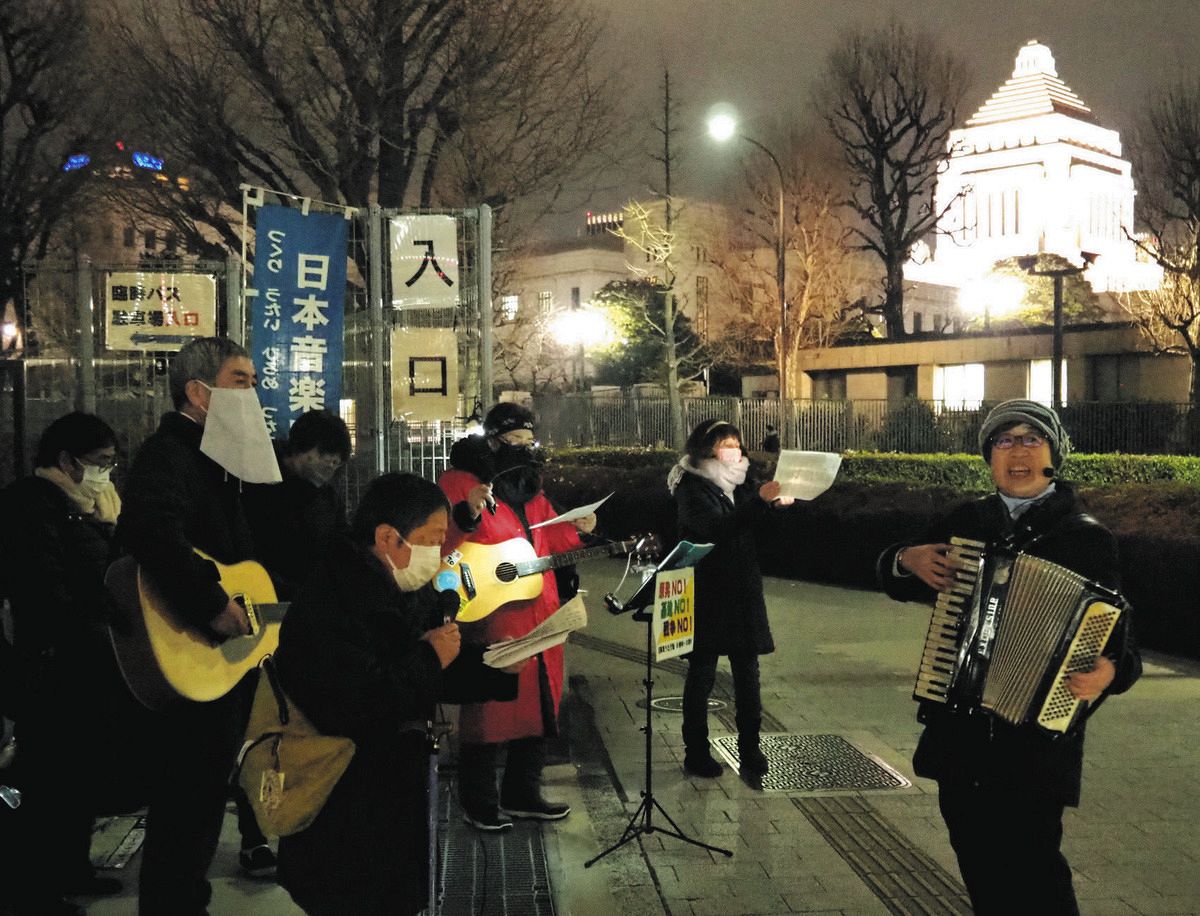 国会議事堂の見える歩道で歌う森理子さん（右）ら＝東京都千代田区で