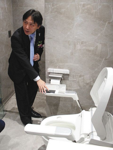 「高齢者タウン」で、次世代トイレを説明する担当者＝坪井千隼撮影
