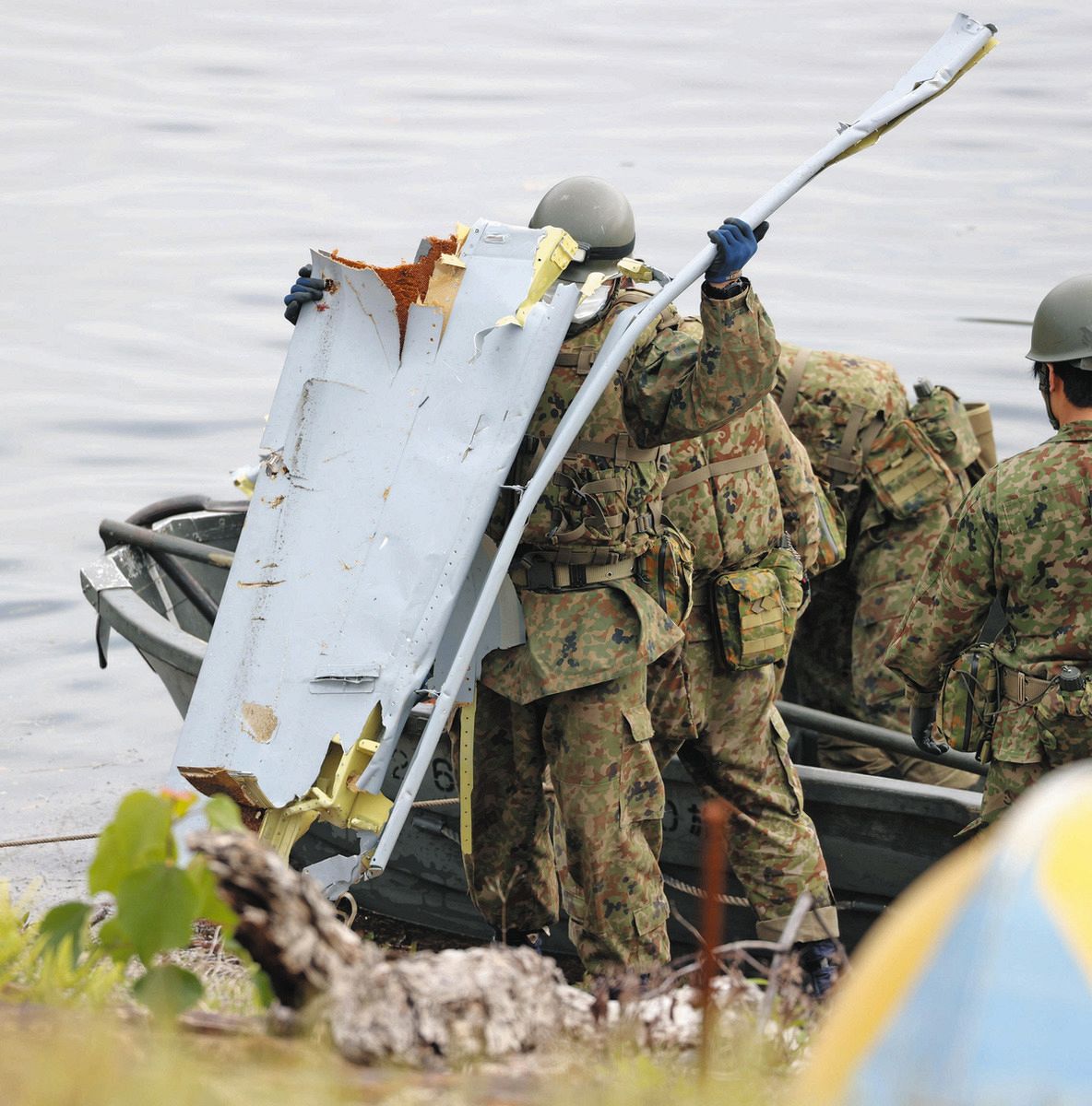 ワールドエアクラフト　T−4 5機 F-15E lands safely in Japan after wheel falls off