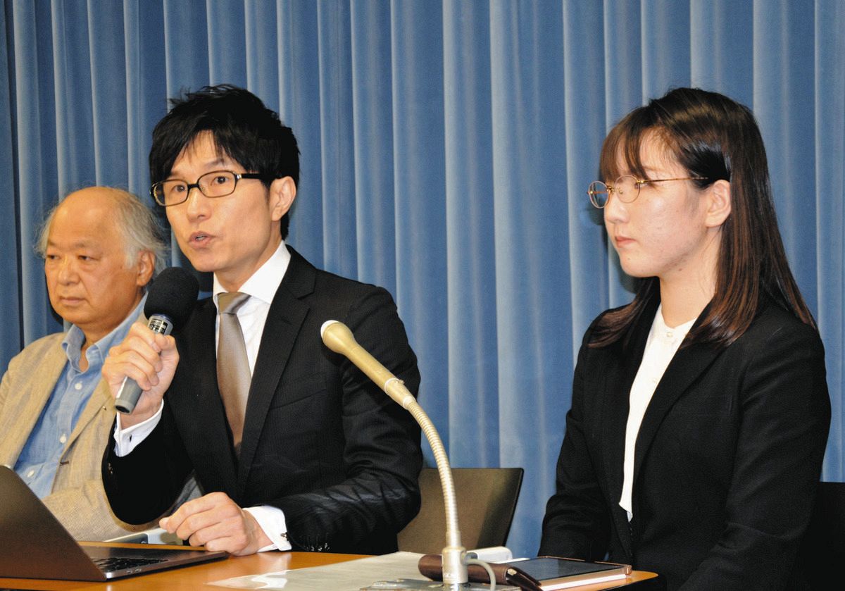 Yuji Nishimura (segundo desde la derecha), profesor de la escuela secundaria de la prefectura de Gifu, Tamami Uno (derecha), un estudiante que aspira a convertirse en profesor, y otros han pedido al Ministerio de Educación que revise las recomendaciones del Consejo Central de Educación.  Cultura, Deportes, Ciencia y Tecnología en Kazumikazeki en Tokio el día 13.