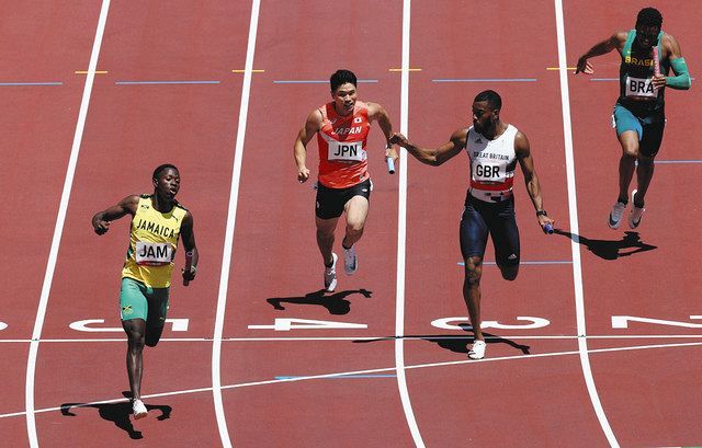 男子４００メートルリレー予選　３着ゴールする日本の小池祐貴（左から２人目）＝国立競技場で