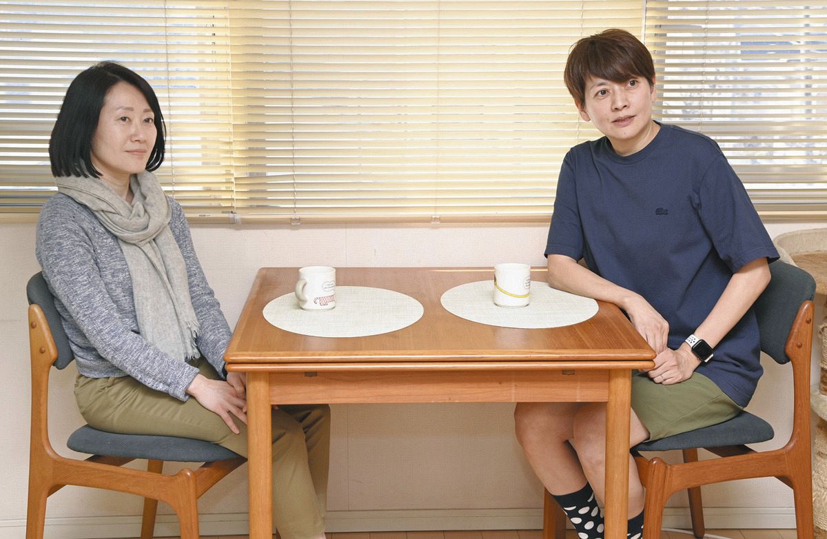 同性婚訴訟の判決を前に心境を話す福田理恵さん（左）と藤井美由紀さん