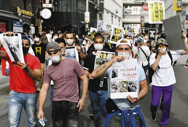 東京・渋谷でデモ行進する外国人ら。参加者は米国の黒人男性暴行死事件や、日本でトルコ国籍の男性が警察官から不当な職務質問を受けたとして抗議の声を上げた＝５月３０日（共同）