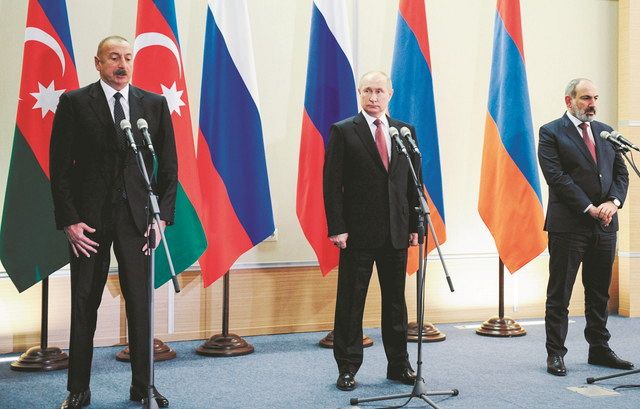 26日、ロシア・ソチで記者会見する（左から）アゼルバイジャンのアリエフ大統領とロシアのプーチン大統領、アルメニアのパシニャン首相＝タス・共同 
