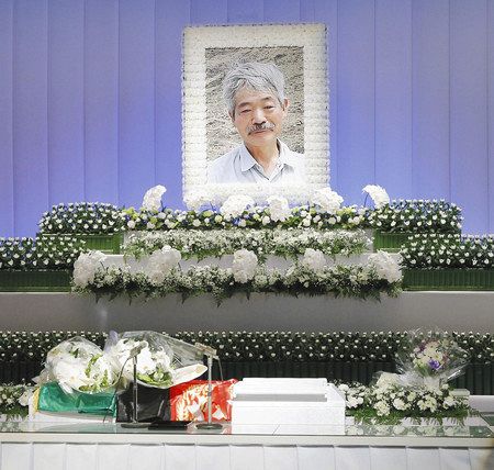 中村さんの遺影が飾られた祭壇＝１１日、福岡市中央区で
