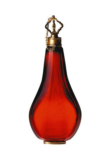気品醸す造形美 香りの器 高砂コレクション展：東京新聞デジタル