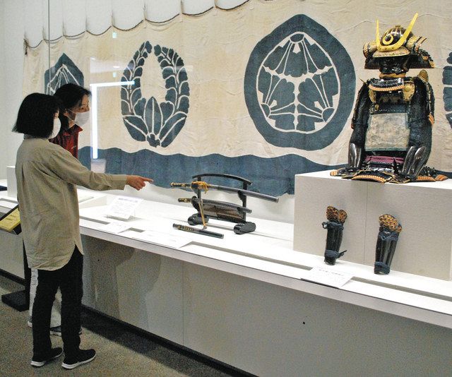 展示している県重要文化財の具足（右）など＝いずれも高崎市で
