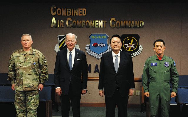 22日、韓国・烏山空軍基地で、米韓が連携する司令部を視察するバイデン、尹錫悦両大統領（中央左と右）＝韓国政府提供