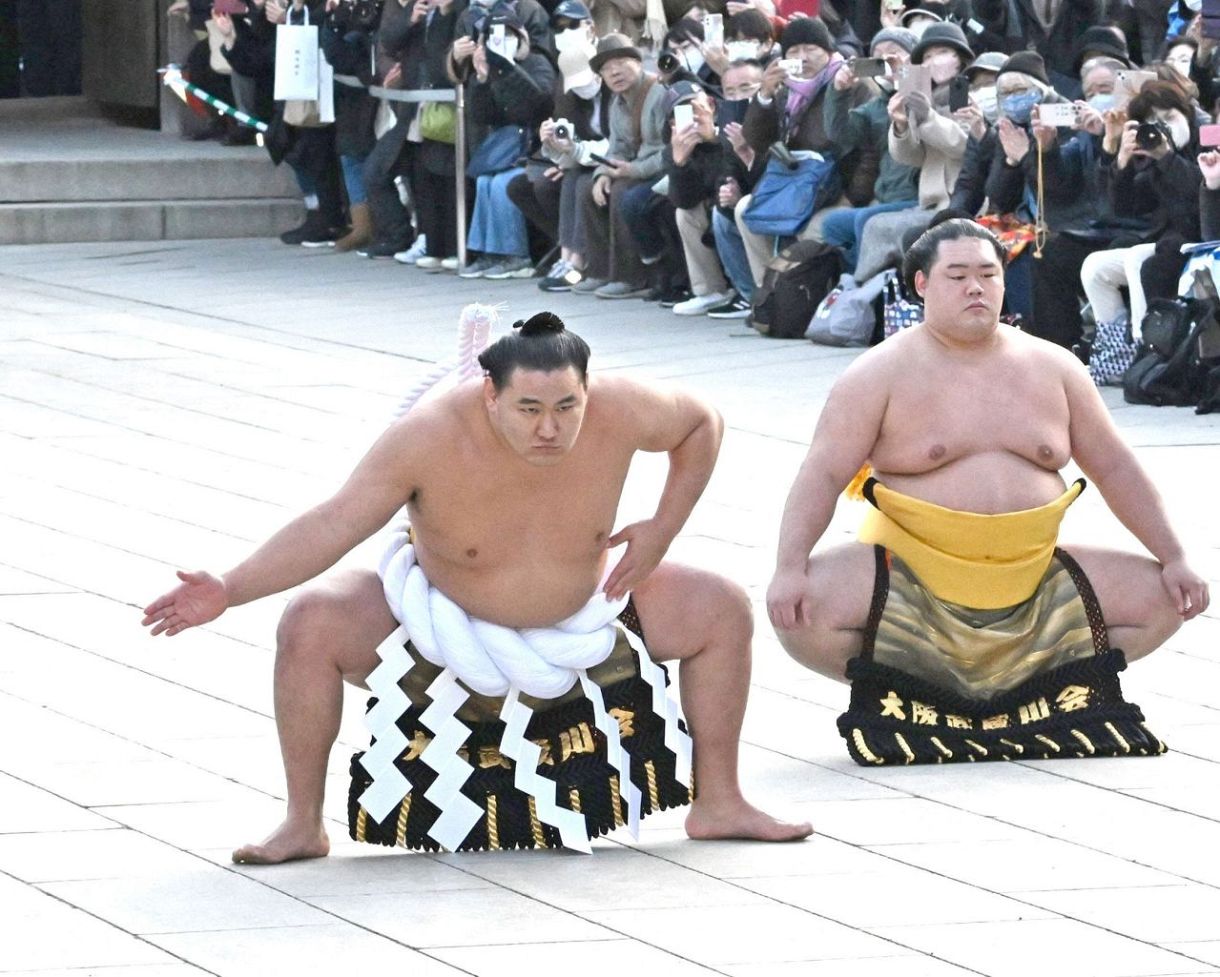 新横綱 豊昇龍 奉納土俵入りで雲竜型を披露：東京新聞デジタル