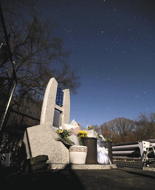 スキーバス転落事故の現場付近に立つ慰霊碑「祈りの碑」。事故発生から６年となった＝１５日午前２時２９分、長野県軽井沢町
