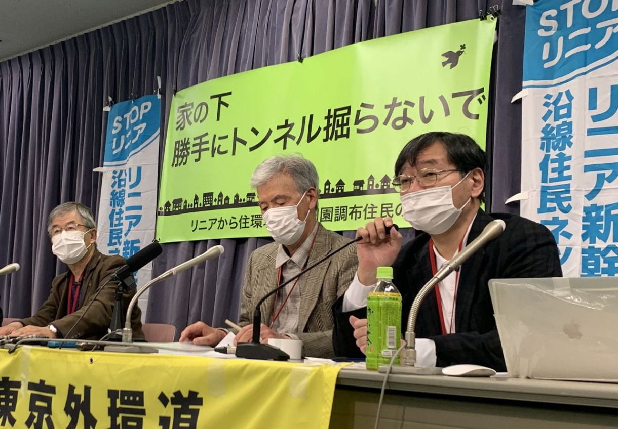 リニア工事の中止を求めて記者会見する住民グループのメンバーら＝東京都千代田区で