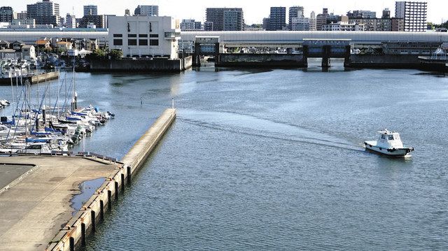 国の直轄事業が行われる船橋漁港一帯。右上は海老川水門＝いずれも船橋市で
