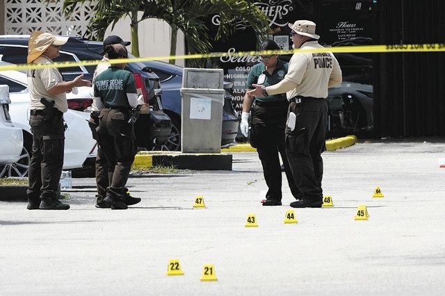 30日、米南部フロリダ州ハイアリア近郊で起きた銃乱射事件の現場を調べる捜査関係者ら＝AP