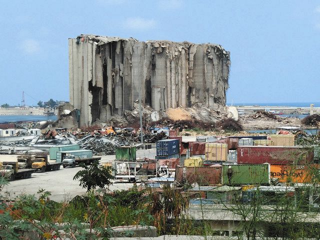 いずれも７月２６日、レバノンの首都ベイルートで、保管されていた硝酸アンモニウムが爆発した港の倉庫
