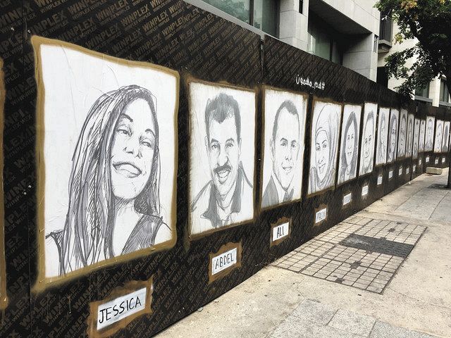 道路沿いに描かれた犠牲者の肖像画