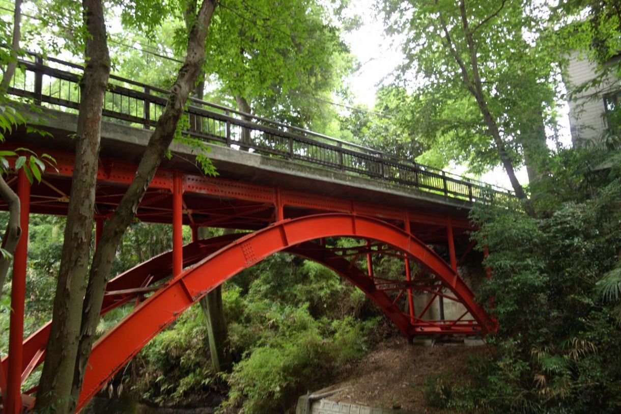 深緑に映える赤いアーチ橋。