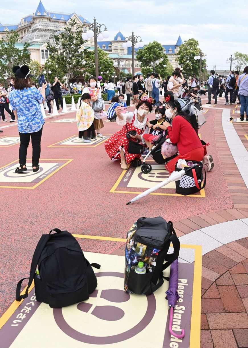 東京ディズニーランドで開園を待つ来園者ら＝２０２０年７月、千葉県浦安市で