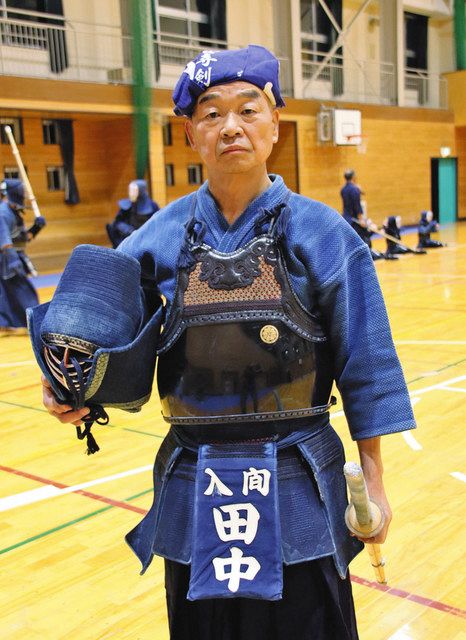 「防具を着けて面をかぶるのは６年ぶり」という田中さん＝いずれも入間市で 