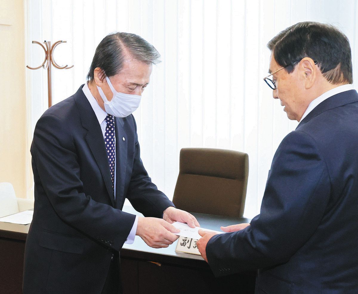 セクハラ疑惑を受け辞職届を提出する小島英雄町長（左）