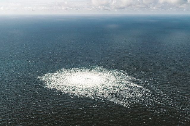 27日、デンマーク沖の海面で、ガスパイプライン「ノルドストリーム２」から漏れたガスの気泡＝AP