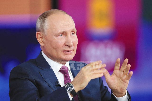 ６月３０日、国民とのテレビ対話で質問に答えるロシアのプーチン大統領＝タス・共同