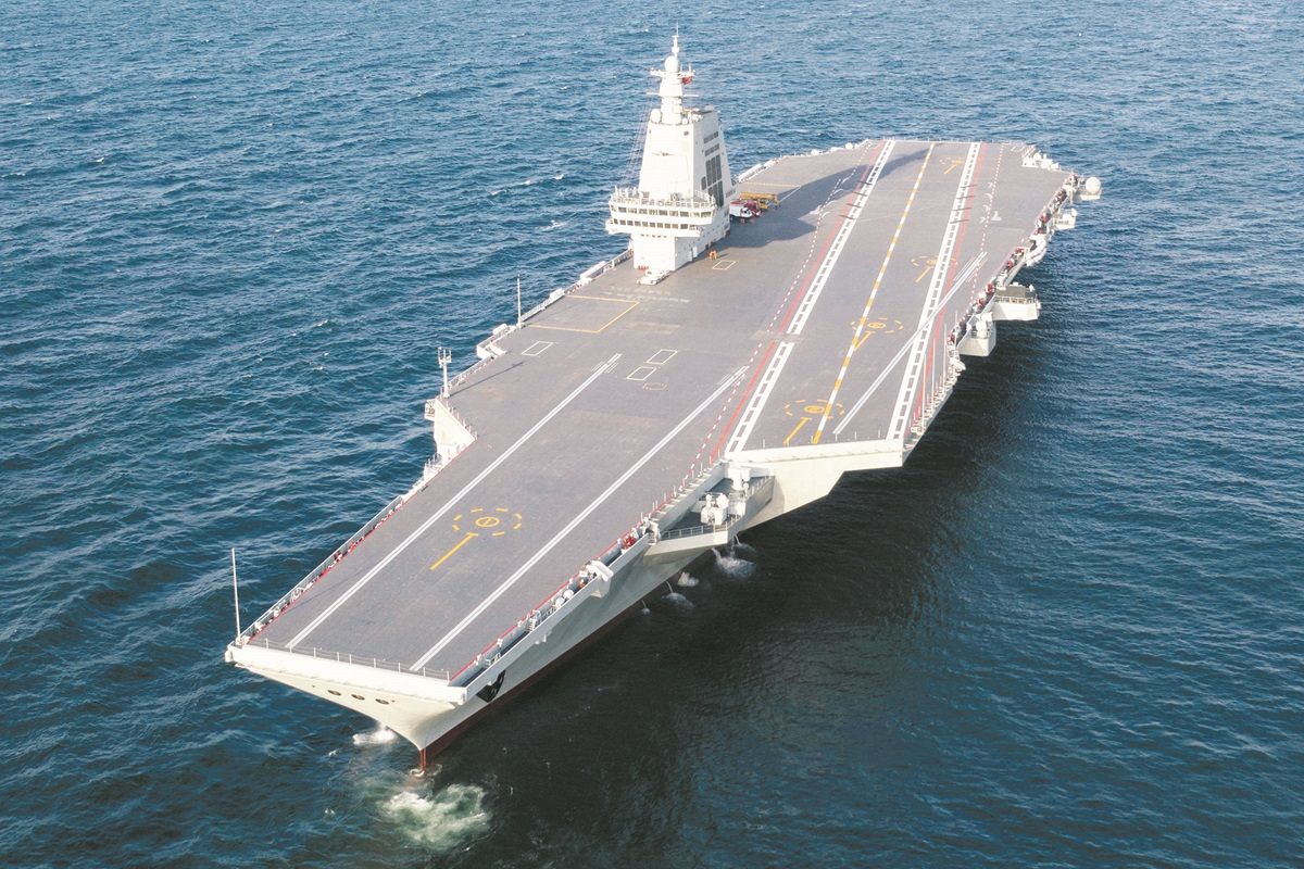 中国の新型空母「福建」が就役 初の電磁式カタパルト 遼寧・山東と3隻