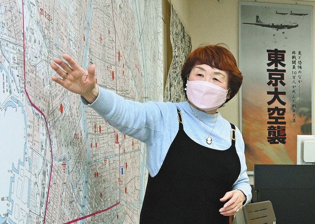 自らの空襲体験を話す二瓶治代さん＝東京都江東区の東京大空襲・戦災資料センターで