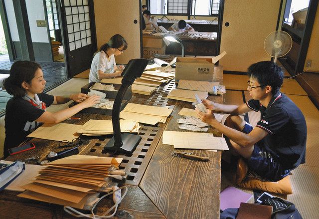 学生ボランティアらが行う古文書調査＝松崎町の旧依田邸で 