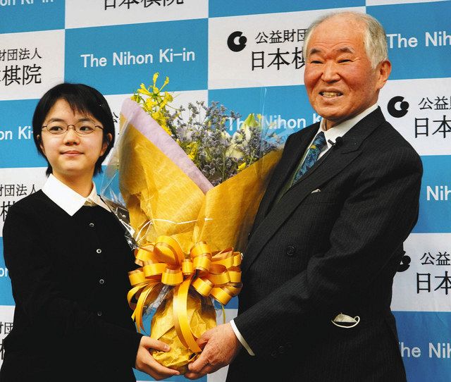 最年少棋士の仲邑菫二段（左）から慰労の花束を受け取る大竹英雄名誉碁聖