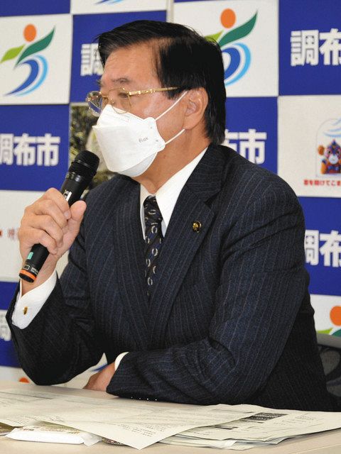 記者会見で市職員らによる個人情報漏えいについて釈明する長友貴樹市長=東京都調布市で