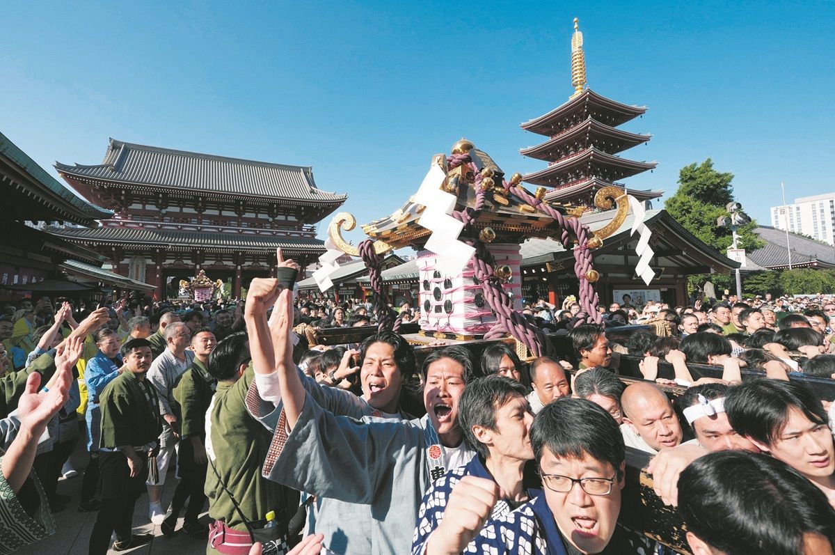 三社祭「宮出し」氏子たちは暑さに負けず熱気マックス 見物のスペイン