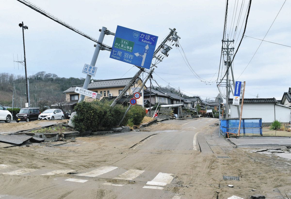 路面が波打ち、砂が地中からあふれた県道＝1月、石川県内灘町で