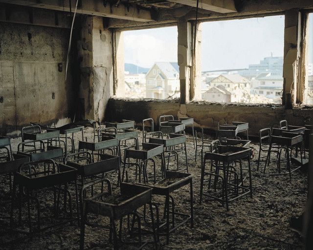火災で焼けた教室の机やいす＝宮城県石巻市で（いずれも檜佐文野さん撮影）