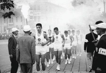前回の東京五輪聖火リレー＝１９６４（昭和３９）年撮影