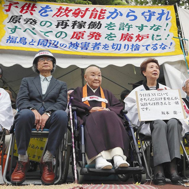 反原発を訴え、経産省前で座り込みに参加する作家の瀬戸内寂聴さん。左はジャーナリストの鎌田慧さん、右は作家の沢地久枝さん=2012年5月2日