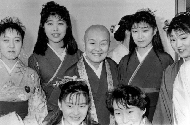 イラクへ医薬品を届けたい、と卒業生に囲まれ笑顔で語る学長時代の瀬戸内寂聴さん(中央)=1991年3月23日、敦賀市の敦賀女子短大で