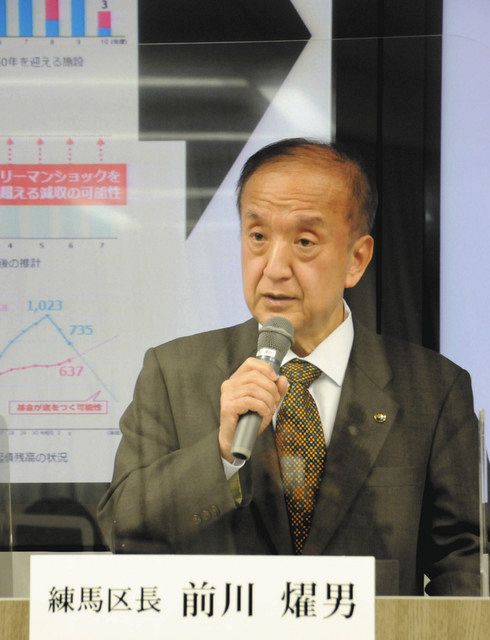 新年度予算案について説明する練馬区の前川燿男区長＝区役所で 