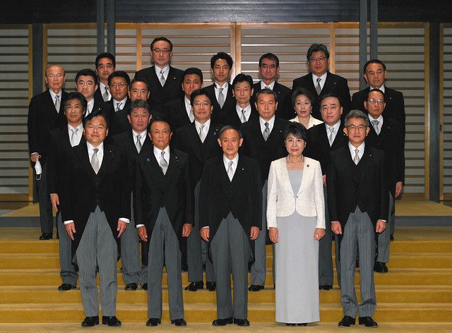 宮中での認証式を終え、記念撮影に並ぶ菅義偉首相（手前中央）と閣僚ら＝皇居・宮殿北車寄せで