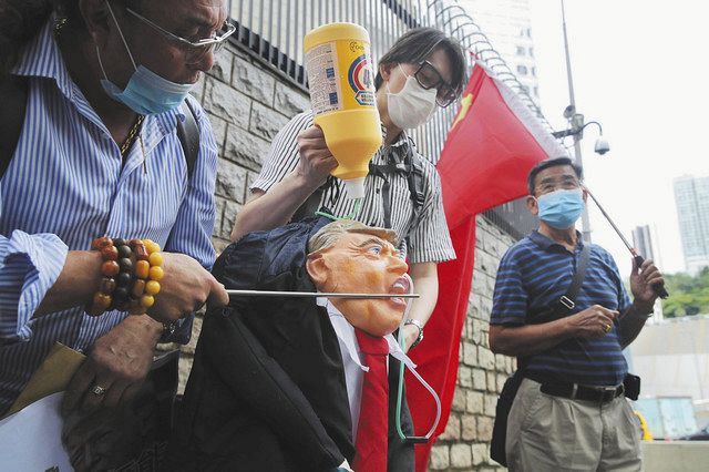３０日、香港の米総領事館前で、トランプ大統領に抗議する人々＝ＡＰ・共同