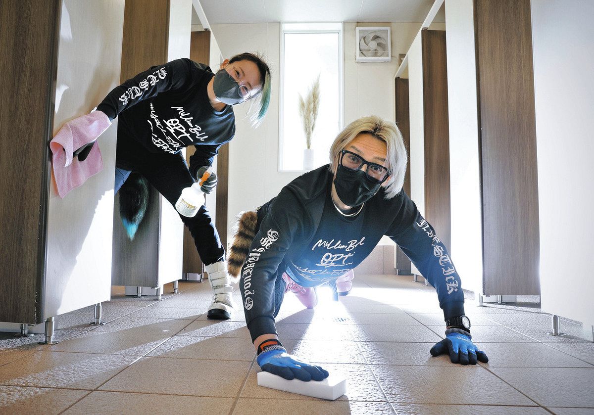 観光トイレの床を磨くオピトのリーダー、大井朋幸さん。左は荒井るり子さん＝いずれも東京都奥多摩町で