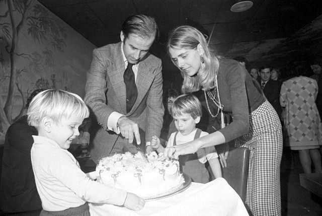 １９７２年１１月、米議会上院に初当選した直後の３０歳になる誕生日にケーキを切り分けるバイデンと妻ネイリア、息子たち。この約一月後に事故が起きる＝ゲッティ・共同