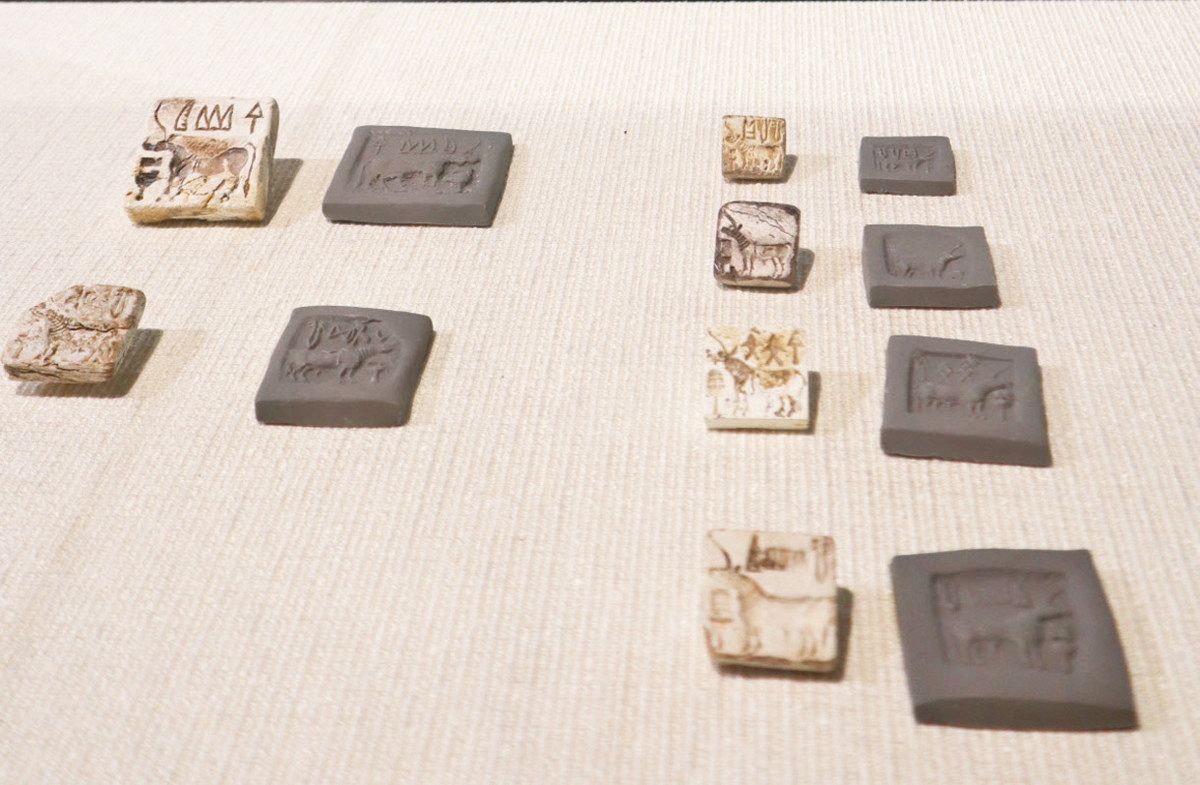 古い金襴に収められた お守り 護符 古道具 アンティーク 古美術 古い金襴に収められた お守り 護符 古道具 アンティーク 古美術