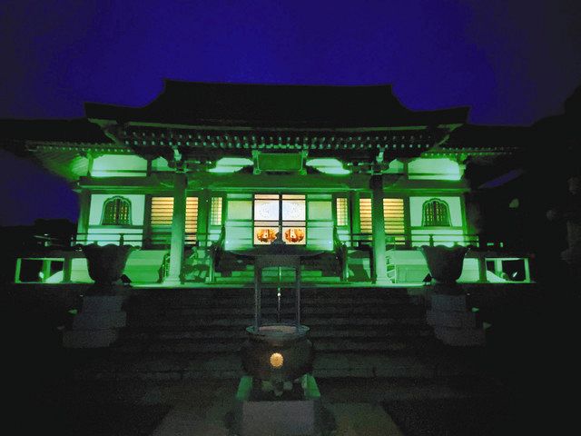 緑色のライトアップを試行中の最明寺。当日は複数色の同時照射なども検討するという（同寺提供）