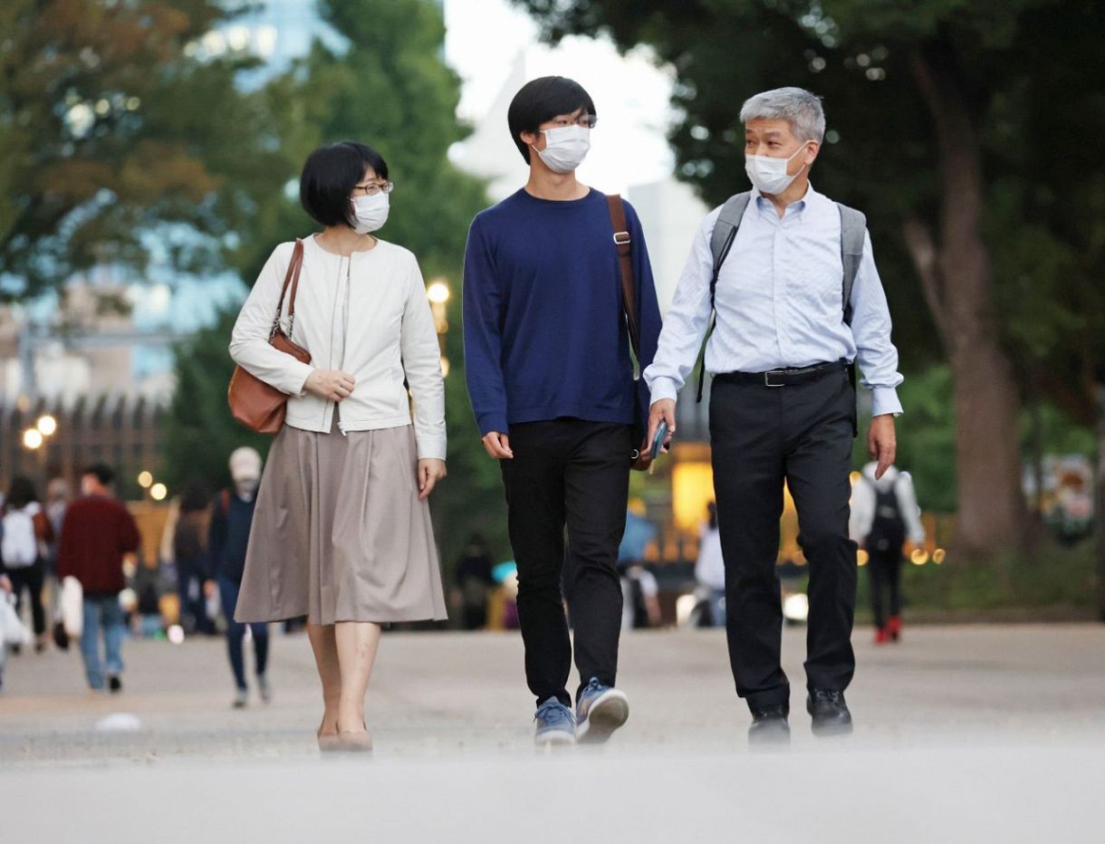 談笑しながら歩く（左から）小泉祐里さん、小泉知碩さん、田中浩さん＝東京都台東区で