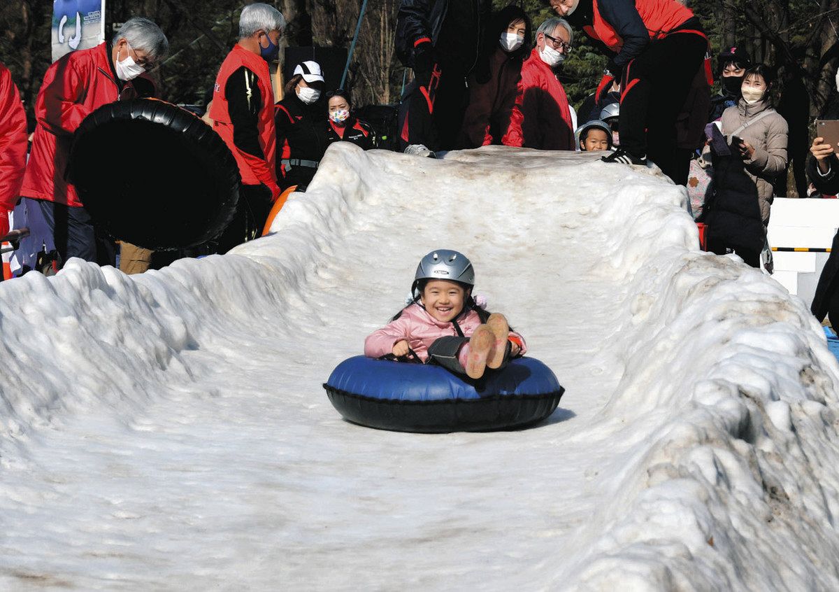 大人気の雪のすべり台やかまくら、楽しもう！　新年恒例「子どもまつり」世田谷公園で開催：東京新聞 TOKYO Web